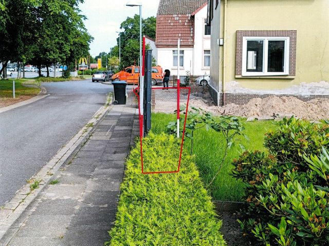 Verkaufsfläche und Umgebung - Vertragslos genutzter Garten mit Pkw-Parkplatz neben einem Wohnhaus **etwa 6 km von Hannover entfernt**