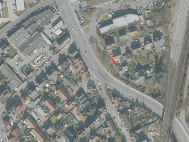 Lageskizze mit Umgebung und Luftbildunterlegung - Vertragslos genutzter Garten mit Pkw-Parkplatz neben einem Wohnhaus **etwa 6 km von Hannover entfernt**