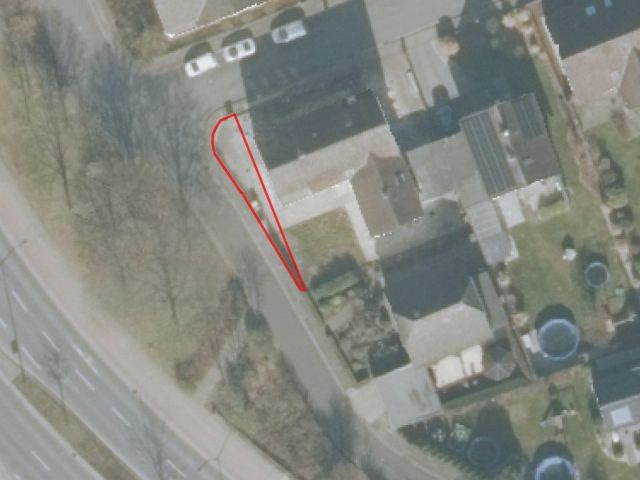 Lageskizze mit Luftbildunterlegung - Vertragslos genutzter Garten mit Pkw-Parkplatz neben einem Wohnhaus **etwa 6 km von Hannover entfernt**