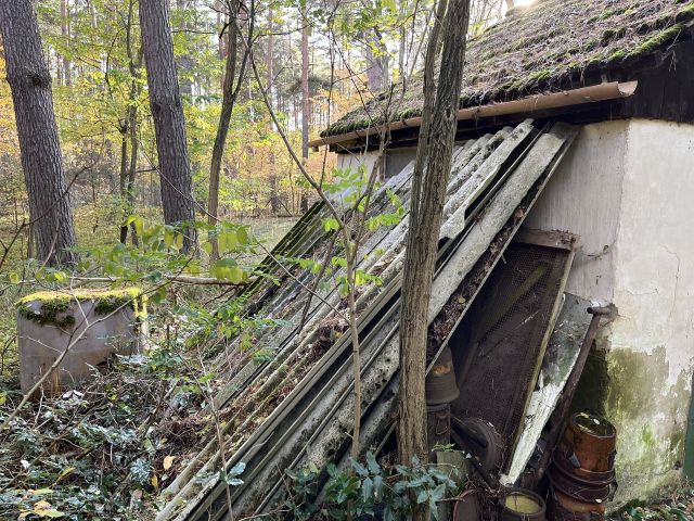 Ablagerungen (u. a. Asbestplatten) neben Schuppen - Waldfläche mit ehemaligem Bungalow, Schuppen & Unterstand im südwestlichen Berliner Umland **Nachnutzung nicht möglich**