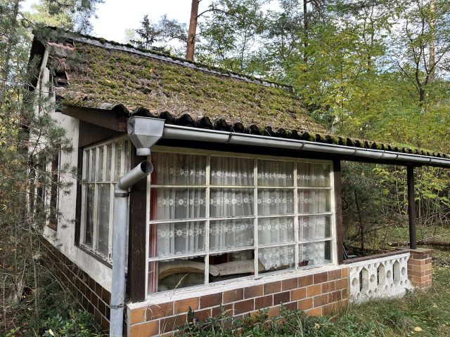 Ehemaliger Bungalow - Waldfläche mit ehemaligem Bungalow, Schuppen & Unterstand im südwestlichen Berliner Umland **Nachnutzung nicht möglich**