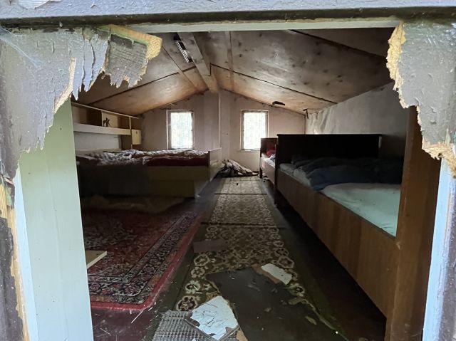 Innenansicht des ehemaligen Bungalows - Waldfläche mit ehemaligem Bungalow, Schuppen & Unterstand im südwestlichen Berliner Umland **Nachnutzung nicht möglich**