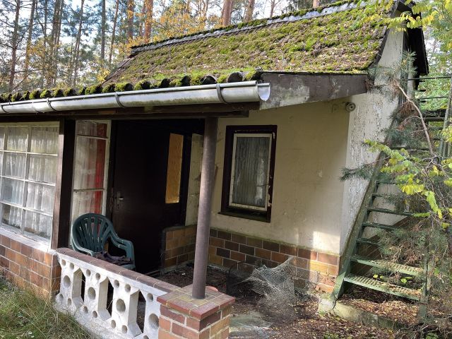 Ehemaliger Bungalow mit Außentreppe zum Schlafbereich - Waldfläche mit ehemaligem Bungalow, Schuppen & Unterstand im südwestlichen Berliner Umland **Nachnutzung nicht möglich**