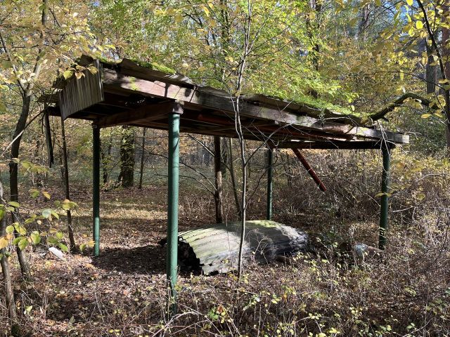 Ehemaliger Unterstand - Waldfläche mit ehemaligem Bungalow, Schuppen & Unterstand im südwestlichen Berliner Umland **Nachnutzung nicht möglich**