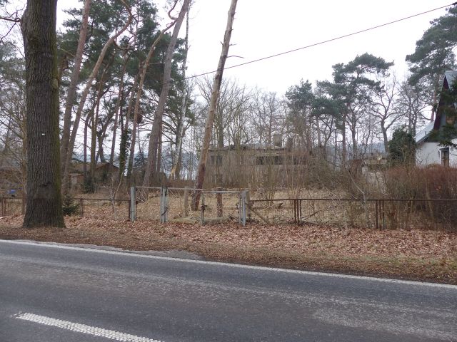 Blick auf das vorgelagerte, ehemalige Wohnhaus (Jütchendorfer Chaussee 2) - Vertragsfreies Ufergrundstück am Siethener See **etwa 20 km von Berlin entfernt**
