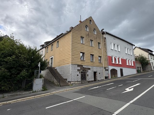 Blick auf Verkaufsobjekt und Umgebung - Leerstehendes Wohnhaus in Zentrumslage von Arzberg