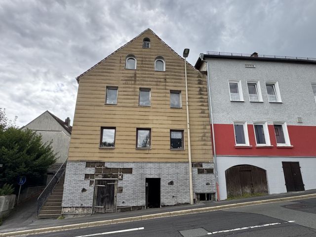 Blick auf Verkaufsobjekt und Umgebung - Leerstehendes Wohnhaus in Zentrumslage von Arzberg