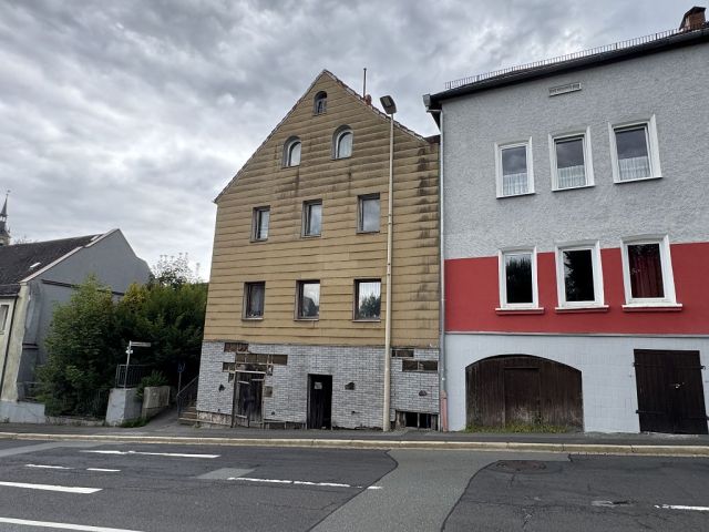 Blick auf Verkaufsobjekt und Umgebung - Leerstehendes Wohnhaus in Zentrumslage von Arzberg
