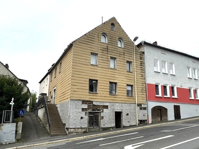 Blick auf Verkaufsobjekt und Umgebung - Leerstehendes Wohnhaus in Zentrumslage von Arzberg