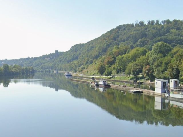 Blick auf den Neckar und die Umgebung Richtung Verkaufsgegenstand - Waldfläche oberhalb des Neckars unweit der ´Burg Ehrenberg´ und der Wohnbebauung von Heinsheim