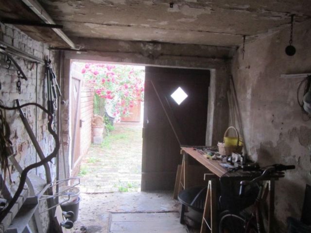 Blick aus der Garage auf den Hof. Stand Mai 2024 (zwischenzeitlich beräumt) - Leerstehendes Wohnhaus mit Nebengebäude, Garage und Garten in der Goitzsche‑Seenlandschaft +Natur pur vor der Haustür+
