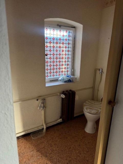 Toilette mit Waschbecken. Fenster in Richtung Hof - Leerstehendes Wohnhaus mit Nebengebäude, Garage und Garten in der Goitzsche‑Seenlandschaft +Natur pur vor der Haustür+