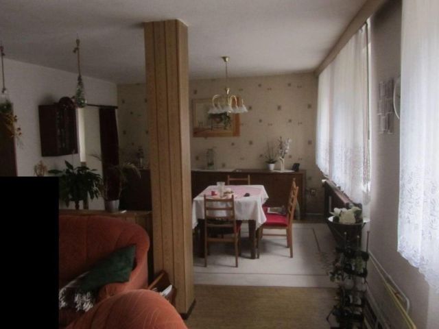 Blick vom Wohnbereich über den gesamten Raum. Stand Mai 2024 (zwischenzeitlich beräumt) - Leerstehendes Wohnhaus mit Nebengebäude, Garage und Garten in der Goitzsche‑Seenlandschaft +Natur pur vor der Haustür+
