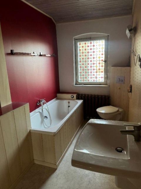 Badezimmer mit Fenster in Richtung Garten nach Norden - Leerstehendes Wohnhaus mit Nebengebäude, Garage und Garten in der Goitzsche‑Seenlandschaft +Natur pur vor der Haustür+