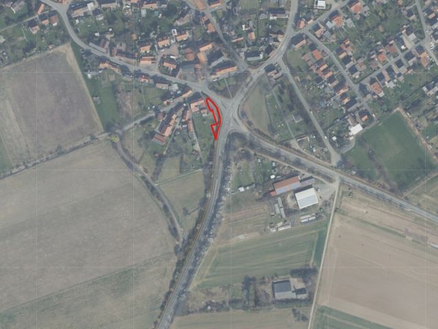 Lageskizze mit Umgebung und Luftbildunterlegung - Vertragsfreies Grundstück mit positivem Bauvorbescheid zur Errichtung einer Zufahrt neben einem Wohnhaus