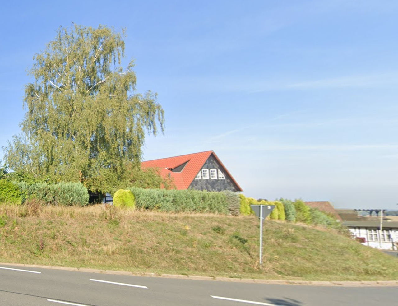 Vertragsfreies Grundstück mit positivem Bauvorbescheid zur Errichtung einer Zufahrt neben einem Wohnhaus