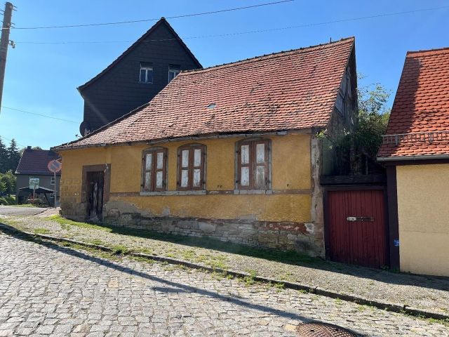 Blick auf das Verkaufsobjekt - Ruinöses Einfamilienhaus mit kleinem Garten **rund 27 km von der Weimarer Altstadt entfernt**