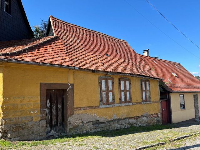 Blick auf das Verkaufsobjekt und Nachbarbebauung - Ruinöses Einfamilienhaus mit kleinem Garten **rund 27 km von der Weimarer Altstadt entfernt**