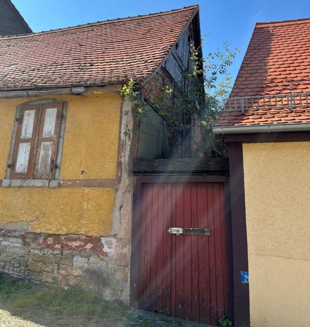 Verkaufsobjekt links und Nachbarbebauung - Ruinöses Einfamilienhaus mit kleinem Garten **rund 27 km von der Weimarer Altstadt entfernt**