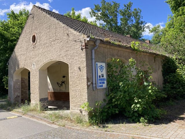 Blick auf das ehemalige Pförtnergebäude - Leerstehendes, ehemaliges Pförtnergebäude & Wasseraufbereitungsanlage innerhalb des Gewerbe- und Industrieparks ´Brefeld´ 