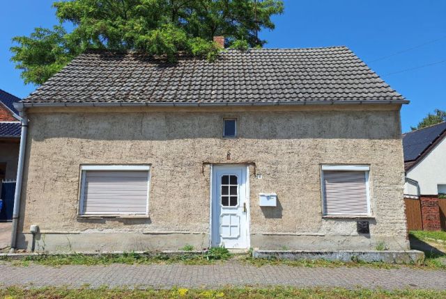 Blick auf Verkaufsgegenstand - Leerstehendes, stark sanierungsbedürftiges Einfamilienhaus im Dreiländereck von Sachsen, Brandenburg und Sachsen-Anhalt 