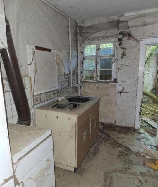 Innenansicht EG und Zugang zur Hoffläche - Leerstehendes, stark sanierungsbedürftiges Einfamilienhaus im Dreiländereck von Sachsen, Brandenburg und Sachsen-Anhalt 
