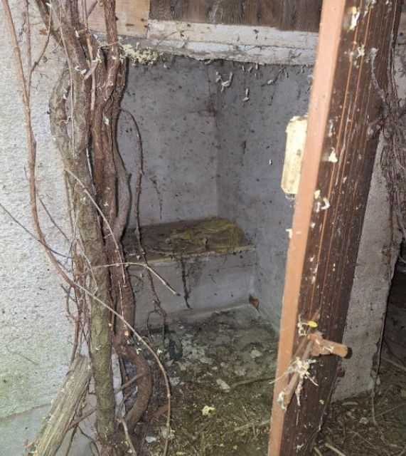 Ehemalige Außentoilette - Leerstehendes, stark sanierungsbedürftiges Einfamilienhaus im Dreiländereck von Sachsen, Brandenburg und Sachsen-Anhalt 