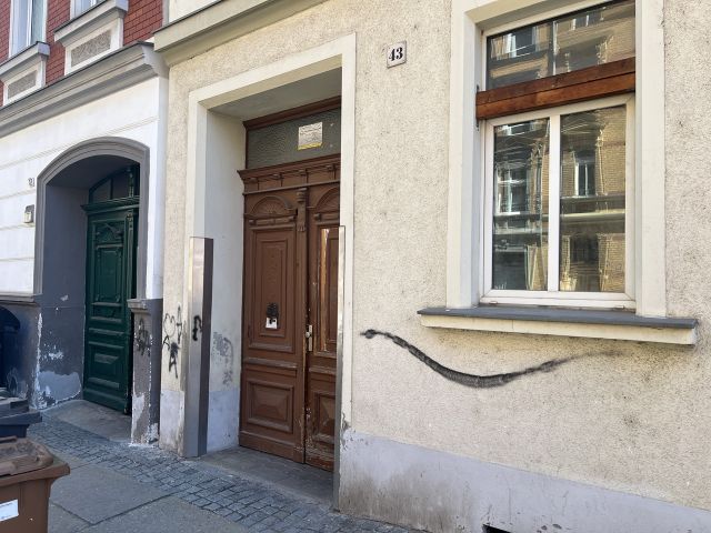 Zugang zur WEG-Anlage - Solide vermietete Eigentumswohnung in zentraler Wohnlage unweit des Geraer Stadtwaldes