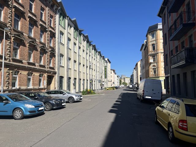 Blick in die Straße - Solide vermietete Eigentumswohnung in zentraler Wohnlage unweit des Geraer Stadtwaldes