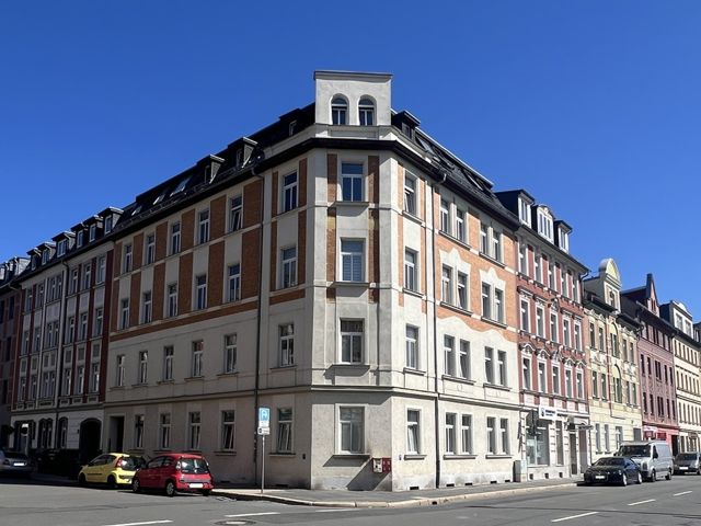 Blick auf die WEG-Anlage und Umgebung - Solide vermietete Eigentumswohnung in zentraler Wohnlage unweit des Geraer Stadtwaldes