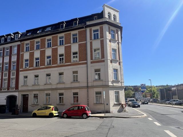 Blick auf die WEG-Anlage und Umgebung - Solide vermietete Eigentumswohnung in zentraler Wohnlage unweit des Geraer Stadtwaldes