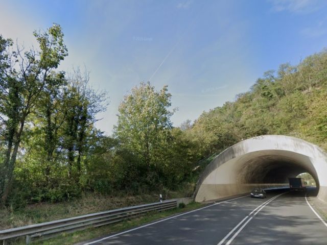 Blick auf den Verkaufsgegenstand - Vertragslos genutzte Waldflächen nahe der B 42 und des St. Elisabeth Krankenhauses