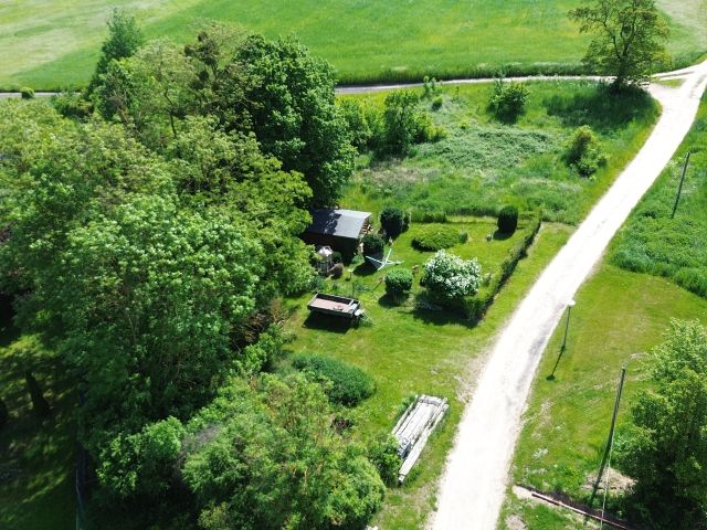 Blick auf die Verkaufsfläche  - Grundstück mit leerstehender Garage & vertragslos genutztem Garten nebst Bungalow *in der Uckermärkischen Seenlandschaft*