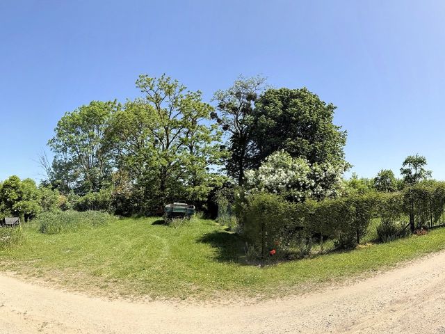 Blick auf die Verkaufsfläche - Grundstück mit leerstehender Garage & vertragslos genutztem Garten nebst Bungalow *in der Uckermärkischen Seenlandschaft*