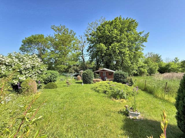 Verkaufsfläche  - Grundstück mit leerstehender Garage & vertragslos genutztem Garten nebst Bungalow *in der Uckermärkischen Seenlandschaft*