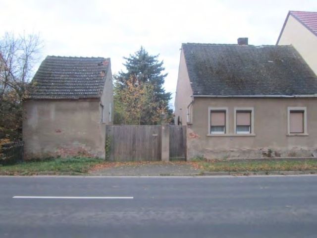 Blick auf den Verkaufsgegenstand - Ruinöses Einfamilienhaus mit diversen ehemaligen Nebengebäuden (u. a. Stall, Waschhaus, Schuppen) *zwischen Leipzig & Magdeburg*