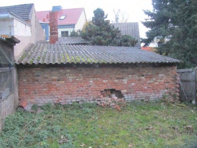 Rückseite ehemaliger Kohleschuppen - Ruinöses Einfamilienhaus mit diversen ehemaligen Nebengebäuden (u. a. Stall, Waschhaus, Schuppen) *zwischen Leipzig & Magdeburg*