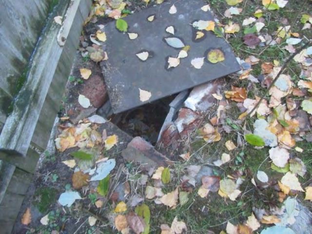 Entwässerungsschacht hinter dem Holztor - Ruinöses Einfamilienhaus mit diversen ehemaligen Nebengebäuden (u. a. Stall, Waschhaus, Schuppen) *zwischen Leipzig & Magdeburg*