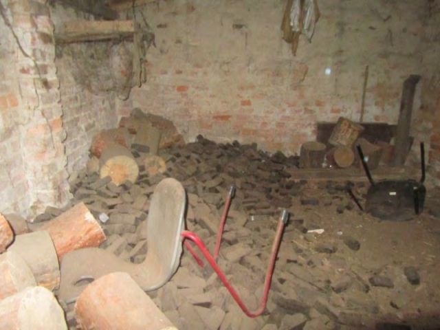 Ehemaliger Kohleschuppen Innenansicht - Ruinöses Einfamilienhaus mit diversen ehemaligen Nebengebäuden (u. a. Stall, Waschhaus, Schuppen) *zwischen Leipzig & Magdeburg*