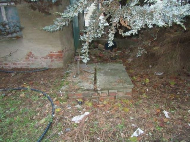 Brunnen im Hofbereich - Ruinöses Einfamilienhaus mit diversen ehemaligen Nebengebäuden (u. a. Stall, Waschhaus, Schuppen) *zwischen Leipzig & Magdeburg*