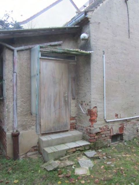 Ehemaliges Wohnhaus - Vorbau mit Zugang - Ruinöses Einfamilienhaus mit diversen ehemaligen Nebengebäuden (u. a. Stall, Waschhaus, Schuppen) *zwischen Leipzig & Magdeburg*