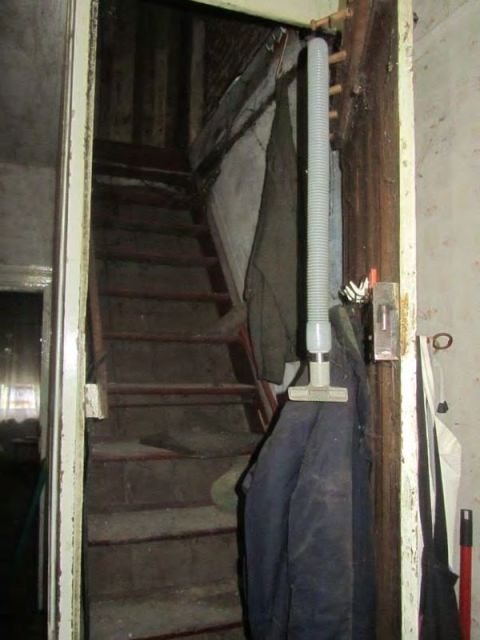 Ehemaliges Wohnhaus Innenansicht - Treppe zum Dachgeschoss - Ruinöses Einfamilienhaus mit diversen ehemaligen Nebengebäuden (u. a. Stall, Waschhaus, Schuppen) *zwischen Leipzig & Magdeburg*