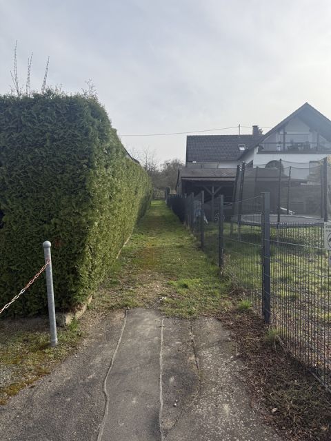 Zuwegung zum Verkaufsobjekt - Eigentumswohnung in einem stark sanierungsbedürftigen Zweifamilienhaus *ca. 2 km westl. vom Rhein & 13 km von Bonn entfernt*
