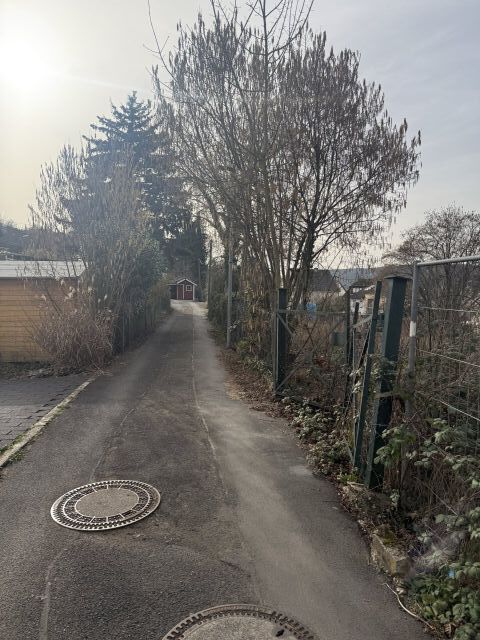 Zuwegung zum Verkaufsobjekt   - Eigentumswohnung in einem stark sanierungsbedürftigen Zweifamilienhaus *ca. 2 km westl. vom Rhein & 13 km von Bonn entfernt*