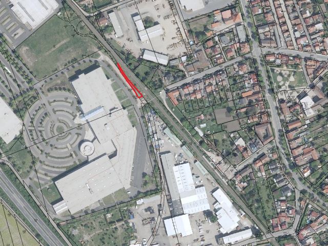 Lageskizze mit Umgebung und Luftbildunterlegung - Vertragsfreies Grundstück hinter einem Möbelhaus
