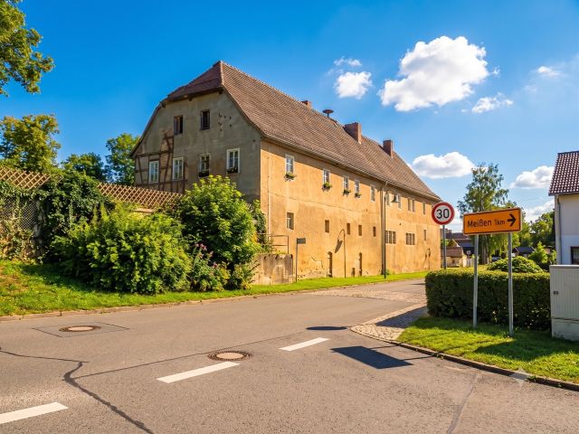 Blick auf das Verkaufsobjekt und die Umgebung - Ehemaliges vertragsfreies Wohn- und Lagerhaus **unweit der Landesgrenze zu Thüringen**