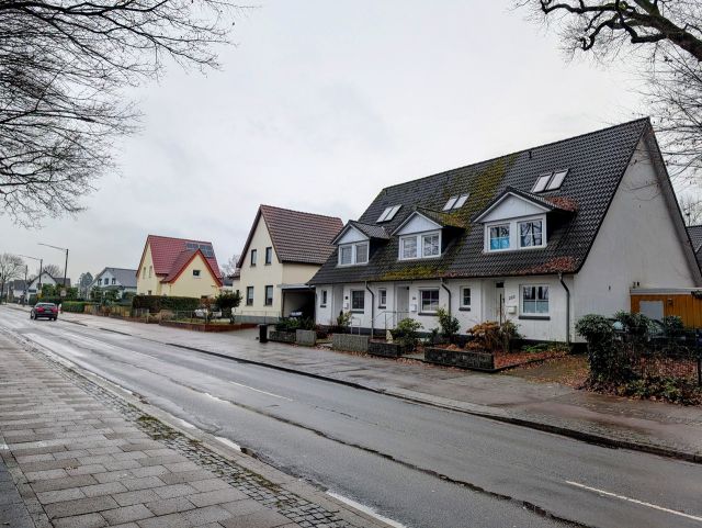 Blick auf die gegenüberliegende Bebauung - Innerstädtische Waldflächen südlich des Bahnhofes ´Klinikum Bremen-Nord/ Beckedorf´ **unweit der Bremer Stadtgrenze**