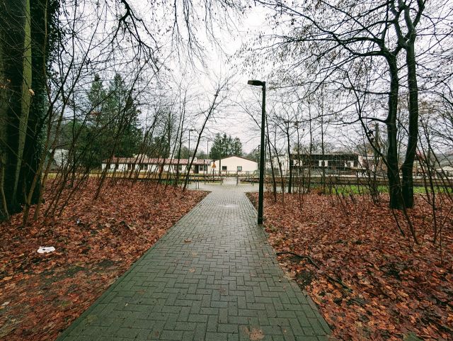 Weg zwischen den Verkaufsflächen - Innerstädtische Waldflächen südlich des Bahnhofes ´Klinikum Bremen-Nord/ Beckedorf´ **unweit der Bremer Stadtgrenze**