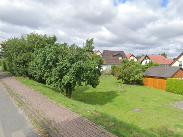Blick auf die Verkaufsfläche und Umgebung - Grünfläche in der Eigenheimsiedlung ´Am Sportplatz´ **etwa 28 km von Leipzig entfernt**