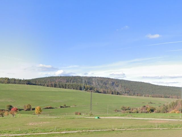 Blick aus der Umgebung Richtung Verkaufsfläche - Grundstücksstreifen am Rand des Naturparks Thüringer Wald